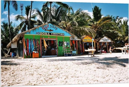 Forex - Winkeltjes op het Strand - 120x80cm Foto op Forex