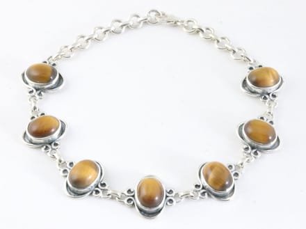 Bewerkte zilveren armband met tijgeroog