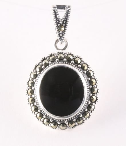 Ovale zilveren hanger met onyx en marcasiet