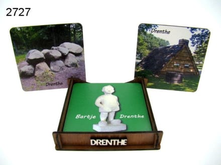 Onderzetters Drenthe – Set van 6 – Hout – Inclusief Houder – Hunebed, Plaggenhut & Bartje