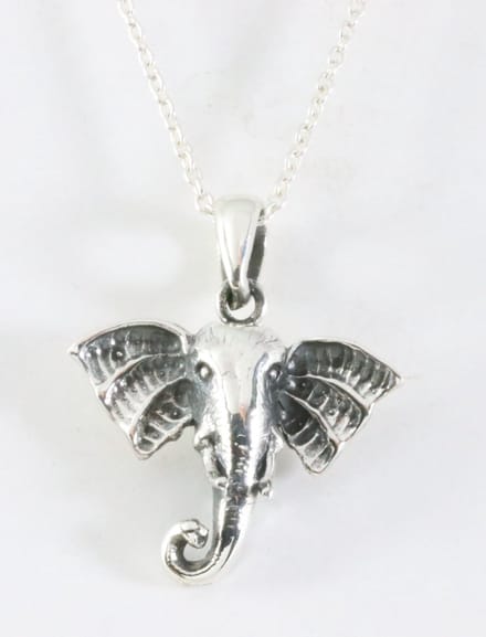 Zilveren olifant hanger aan ketting