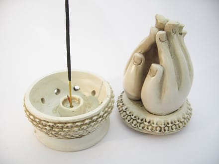 Mediterende handen wierook - kegelbrander wit - wierookhouder in hand
