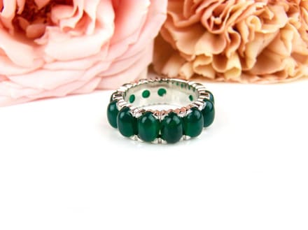 ring in wit goud gezet met groenagaat cabochons