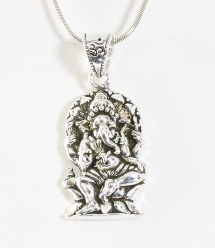 Zilveren Ganesha hanger aan ketting