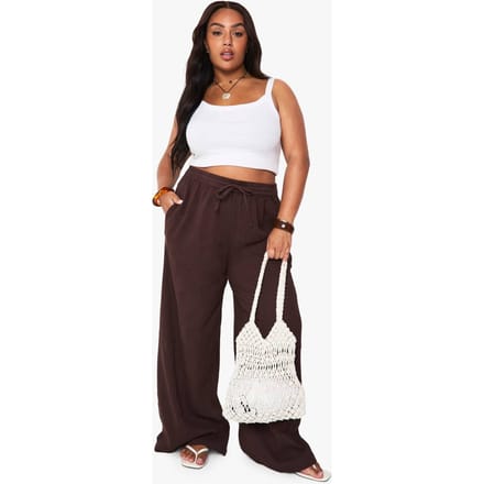 boohoo Dames Plus Getextureerde Gerimpelde Broek met Wijde Pijpen | Chocoladebruin | Maat: 48