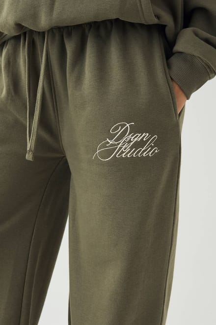 Dames DSGN Studio Script Straight Leg Jogger | Olijf | Maat: Medium