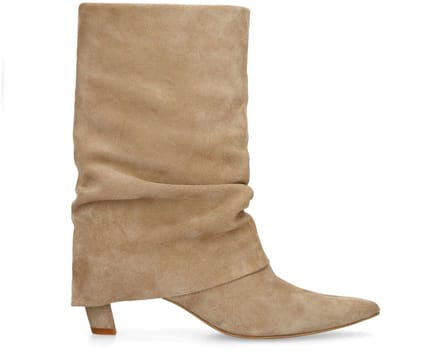 Manfield - Dames - Beige suède enkellaarsjes met flap - Maat 39
