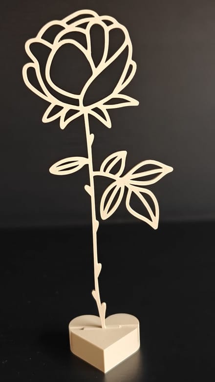 Geboortebloem Juni – Roos | Levensbloem beige op hartvormige standaard (22 cm)