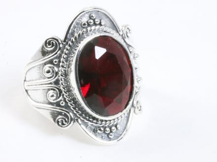 Bewerkte zilveren ring met granaat - maat 19