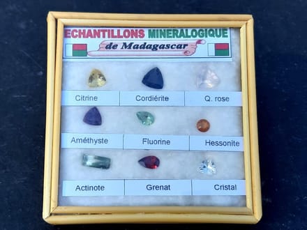 Facet geslepen gemstones in doosje
