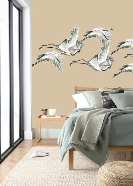 Behang vliegende kraanvogels beige