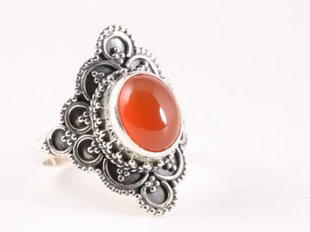 Bewerkte zilveren ring met carneool - maat 19