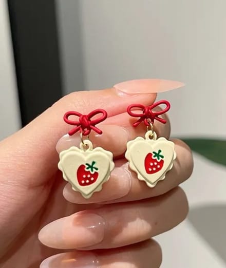 Hartje met strikje en aardbei oorbel | rood / wit