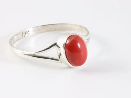 Fijne zilveren ring met rode koraal steen - maat 16