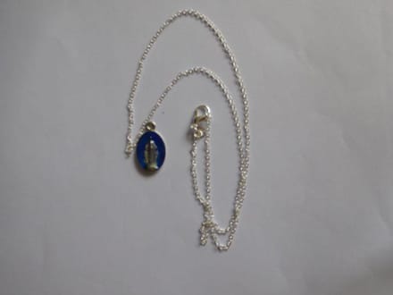 Ketting met hangers zilveren balletjes.