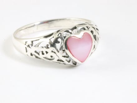 Opengewerkte zilveren ring met roze parelmoer hartje - maat 19