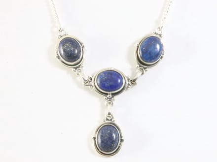 Bewerkte zilveren ketting met lapis lazuli