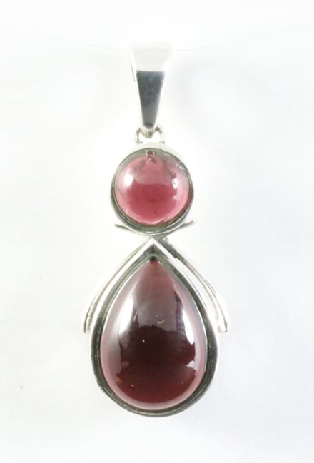 Zilveren hanger met granaat