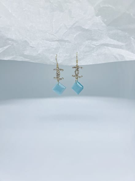 CC oorbellen met blauw ruitje | goud gekleurd
