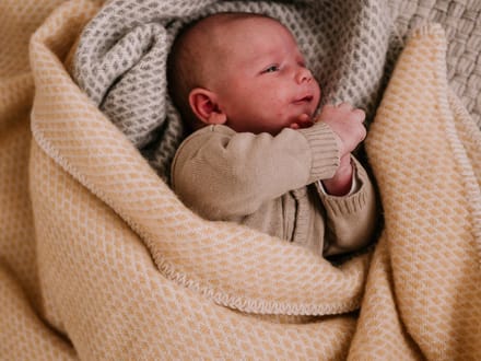 Wiegdeken wol - Pure Baby Love - bee - zacht geel