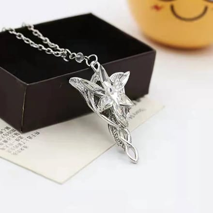 Ketting met hanger bloem verzilverd.