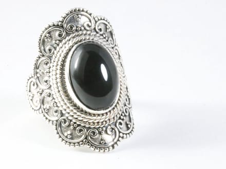 Bewerkte zilveren ring met onyx - maat 19