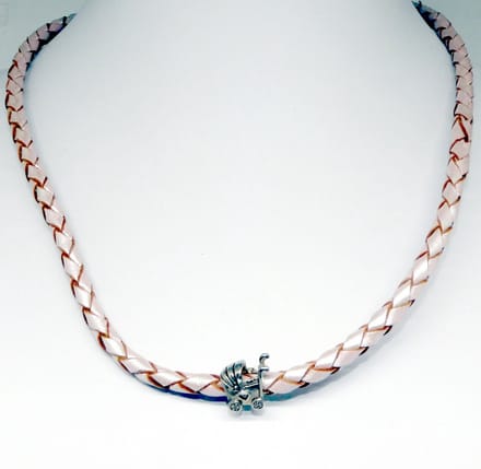 Hetty'S - Chic collier - van roze leer - met zilveren kinderwagen en slot