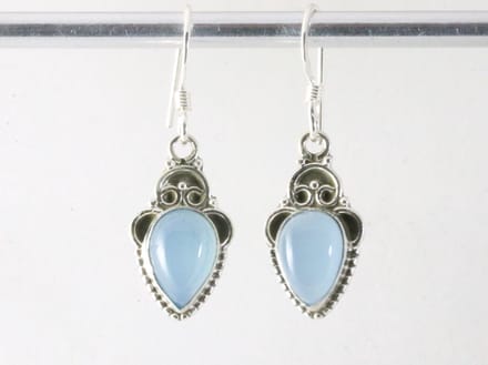 Fijne bewerkte zilveren oorbellen met blauwe chalcedoon