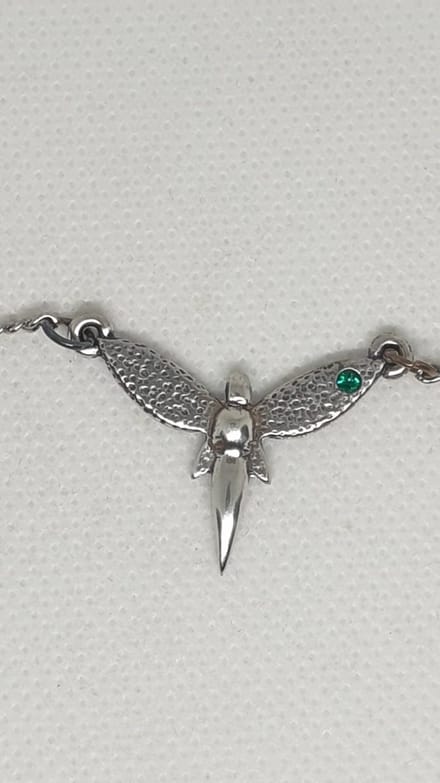 St. Justin, hanger, Engel hanger met groen kristal(PN192EG)