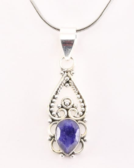 Fijne opengewerkte zilveren hanger met blauwe saffier aan ketting