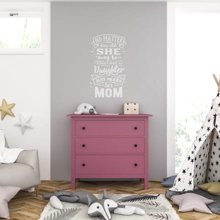 Muursticker - A Daughter Just Needs Her Mom - 40,6 x 69,3 - Licht Grijs