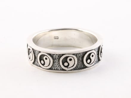 Zilveren ring met yin en yang tekens - maat 20.5