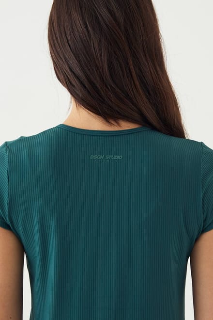 Dames DSGN Studio Ultra Sculpt Geribbeld Doorknoop Top met Korte Mouwen | Pine | Maat: Medium