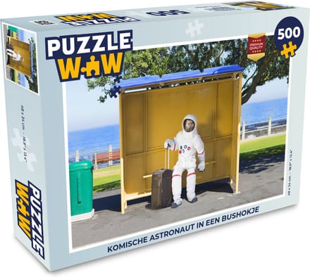 Puzzel Komische astronaut in een bushokje - Legpuzzel - Puzzel 500 stukjes