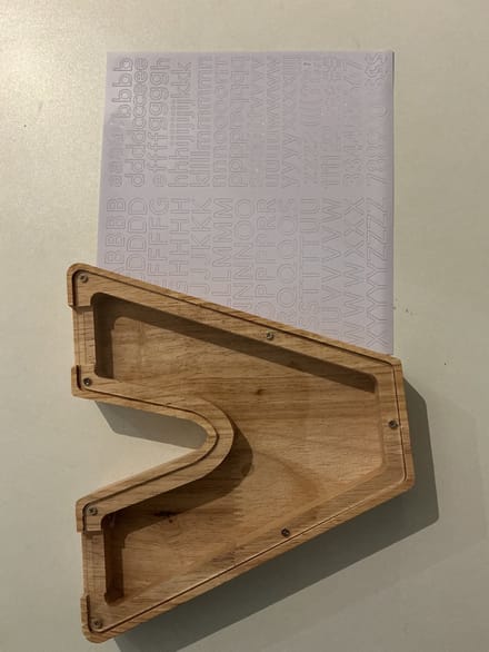 SPAARPOT HOUT LETTER V