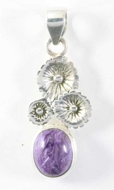 Zilveren bloemen hanger met paarse charoiet