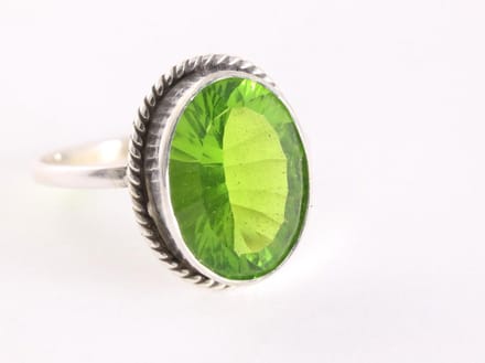 Bewerkte zilveren ring met peridoot - maat 17