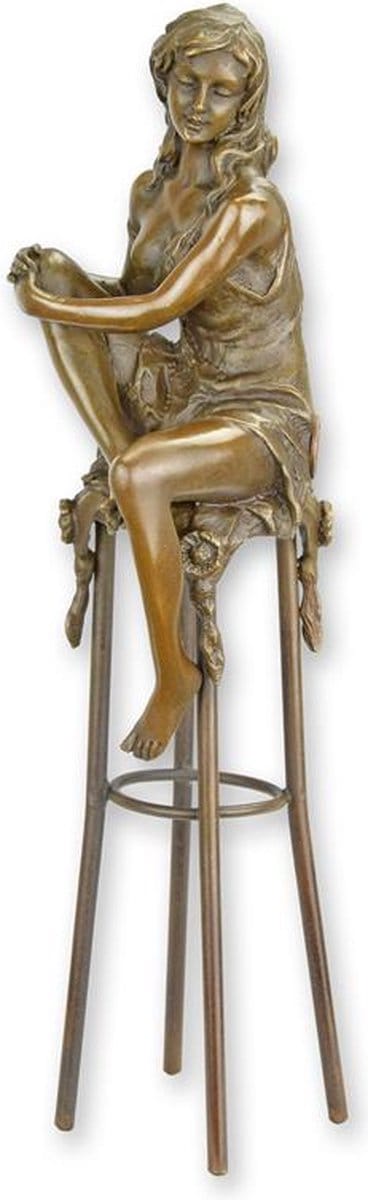 EEN BRONZEN BEELD VAN EEN DAME OP EEN BARSTOEL