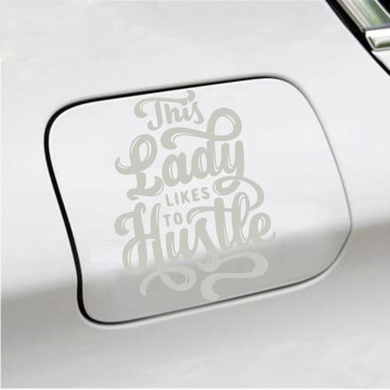 Bumpersticker - This Lady Likes To Hustle - 13,8 X 10,3 - Zilver