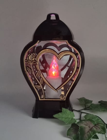 Herdenkingslicht - L-28A - Lantaren - Roos - Hart - Goud - Ledkaars Rood/Wit - Windlicht - Graflicht - Graflantaarn - Grafdecoratie