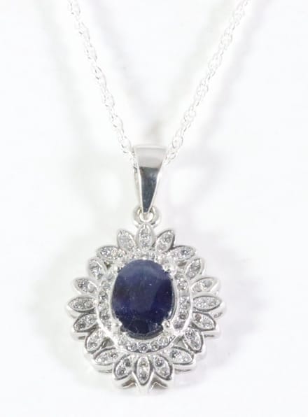 Zilveren hanger met blauwe saffier en witte topaas aan ketting