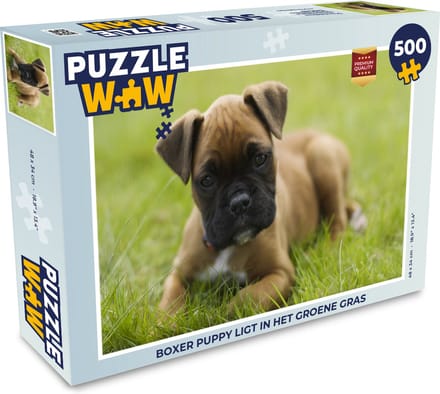 Puzzel Boxer puppy ligt in het groene gras - Legpuzzel - Puzzel 500 stukjes
