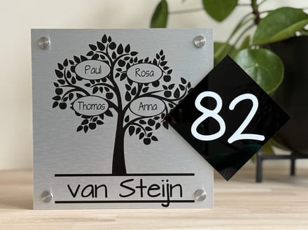Naambordje voordeur boom met huisnummer rvs look