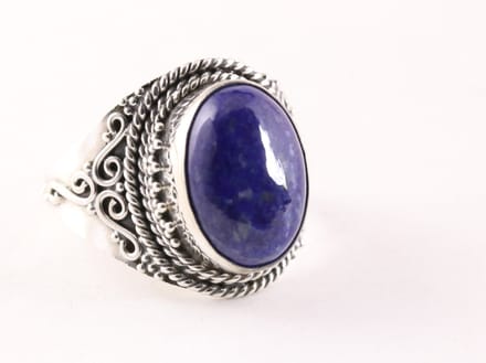Bewerkte zilveren ring met lapis lazuli - maat 17