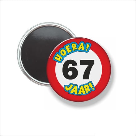 Button Met Magneet 58 MM - Hoera 67 Jaar - NIET VOOR KLEDING