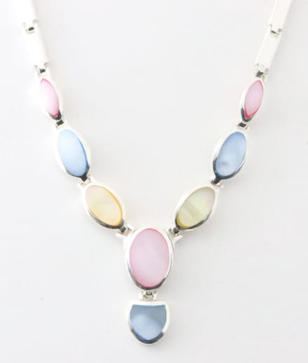 Hoogglans zilveren collier met veelkleurige schelp