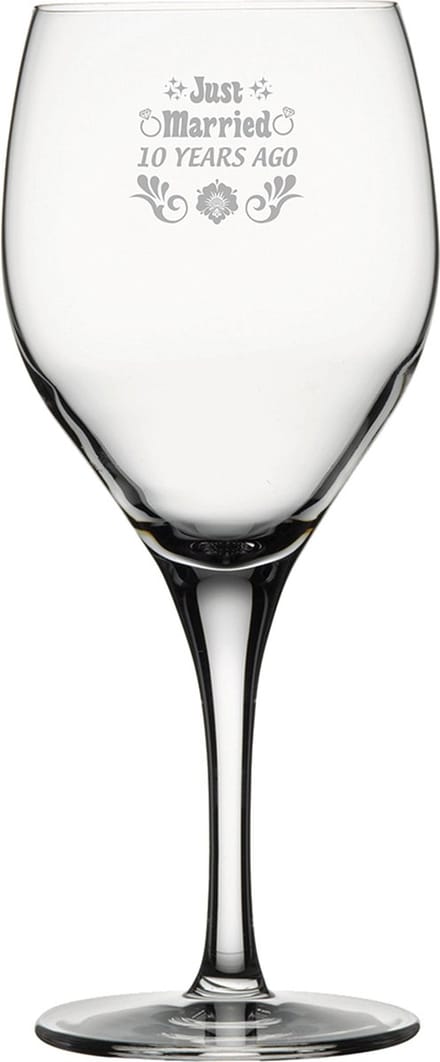 Gegraveerde rode wijnglas 42,5cl Just Married 10 years ago