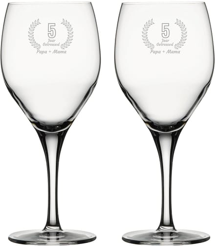 Gegraveerde set rode wijnglazen 42,5cl Papa + Mama 5 jaar getrouwd