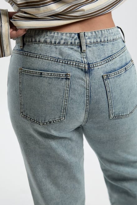 boohoo Dames Plus Basics Gespleten Zoom Rechtspijpen Jeans | Lichtblauw | Maat: 50