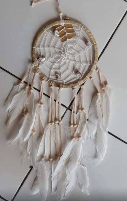 Dromenvanger nepleer + kraal witveer schelpjes zonder kleintjes ±22cm